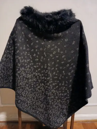Poncho de paño con cuello de piel sintética - miniatura 1