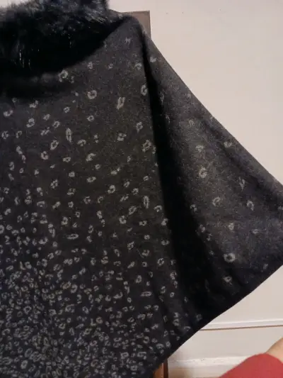 Poncho de paño con cuello de piel sintética - miniatura 4