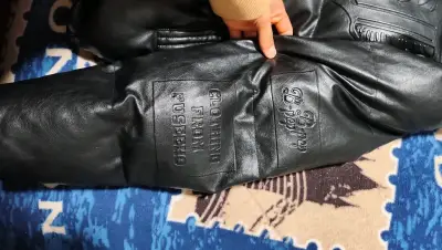 Chaqueta acolchada negra para hombre - miniatura 6