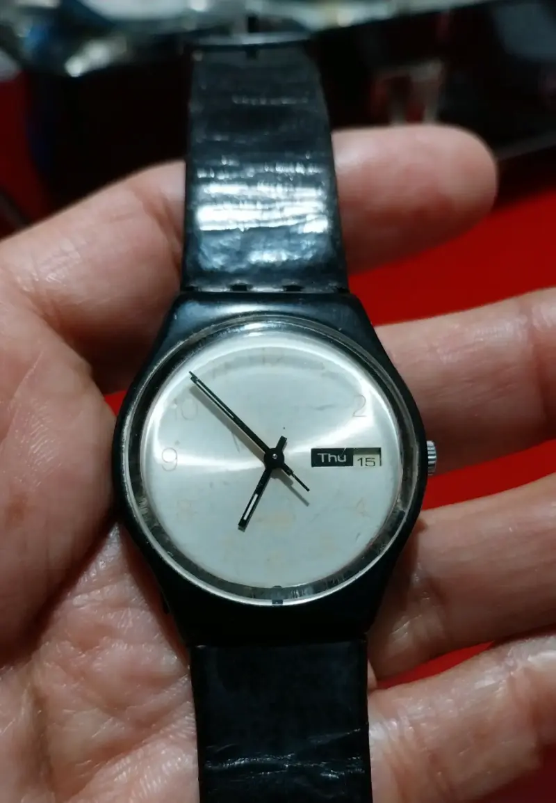 Reloj Swatch clásico con correa de cuero negro - 1