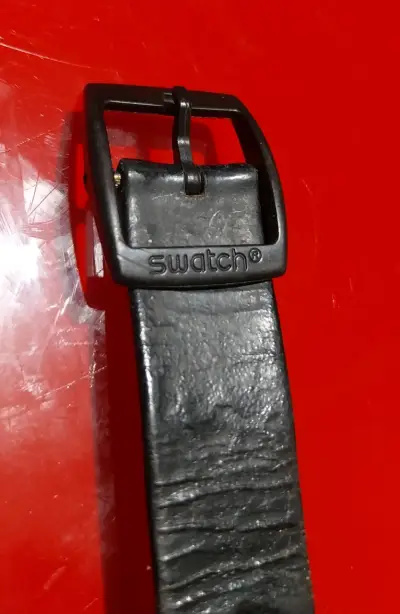 Reloj Swatch clásico con correa de cuero negro - miniatura 2