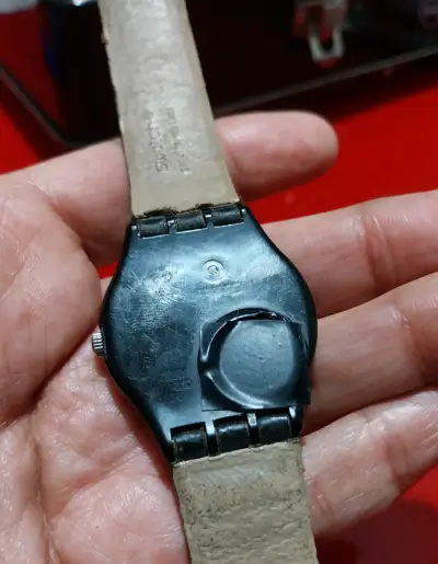 Reloj Swatch clásico con correa de cuero negro - miniatura 3