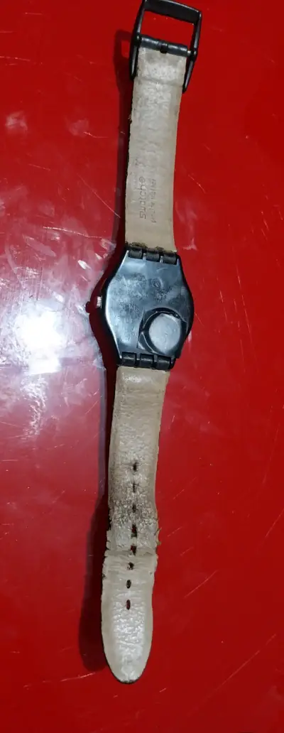 Reloj Swatch clásico con correa de cuero negro - miniatura 4
