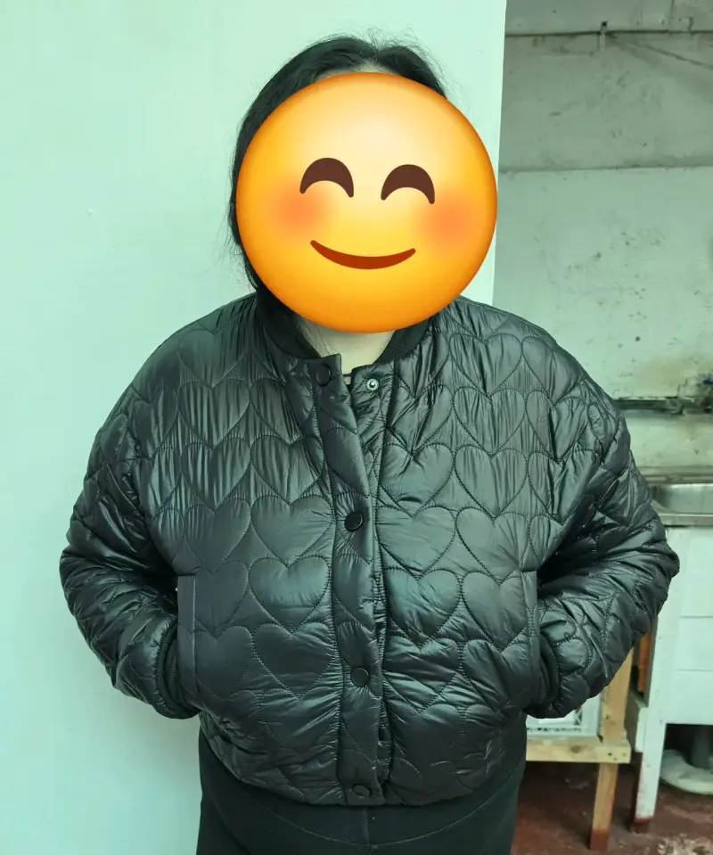 Parka acolchada negra con corazones Shein - 2