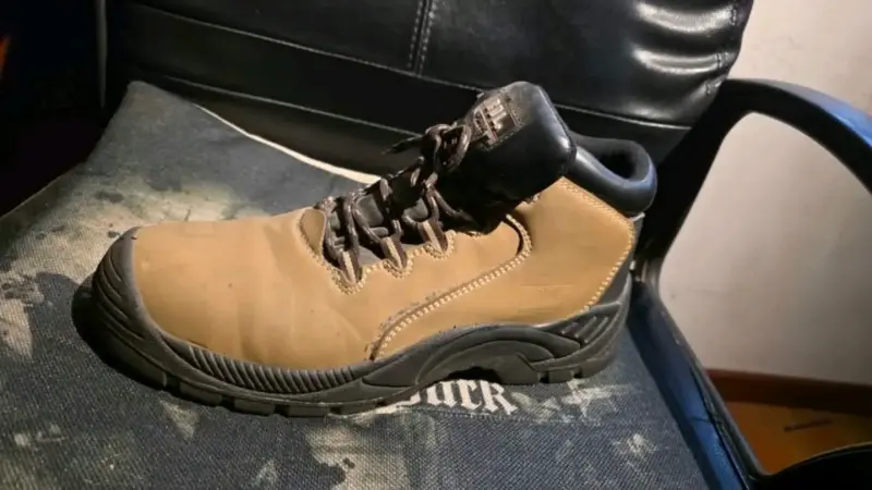 Botas de seguridad marrón con suela antideslizante - 1