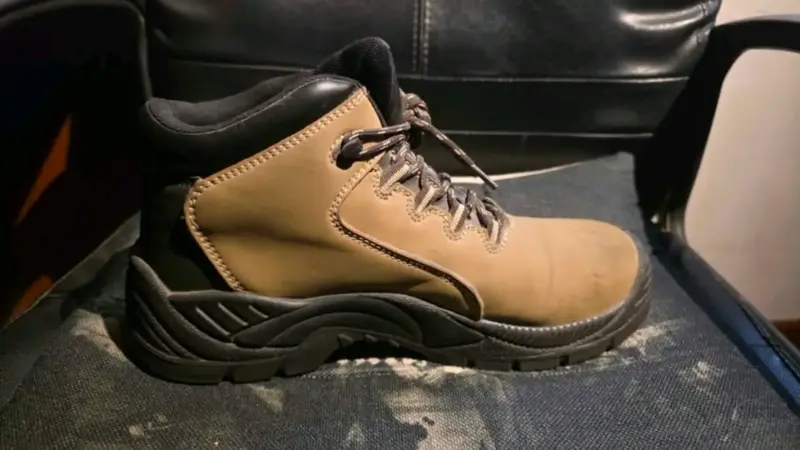 Botas de seguridad marrón con suela antideslizante - 2