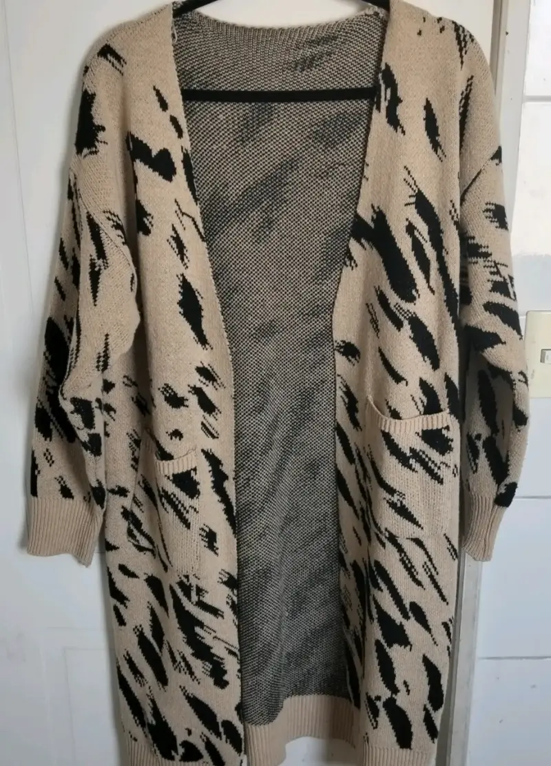 Cardigan largo beige con estampado negro