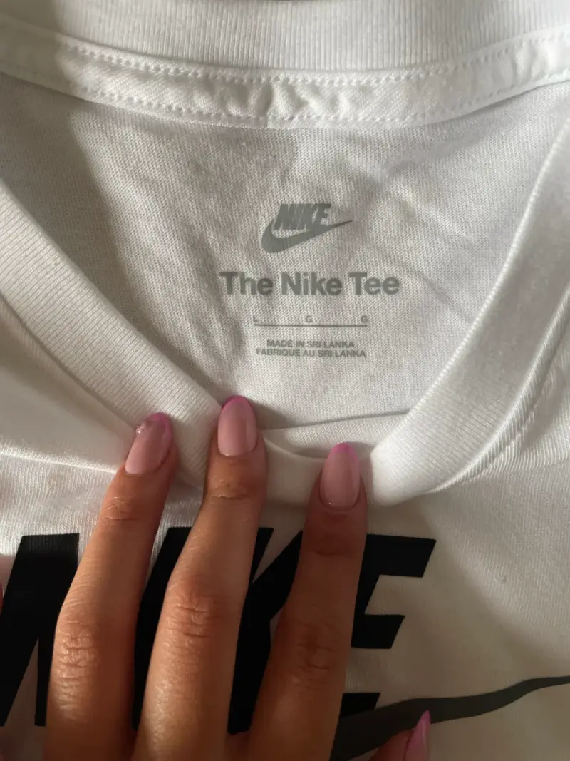 Polera Nike para niños blanca con logo - 3