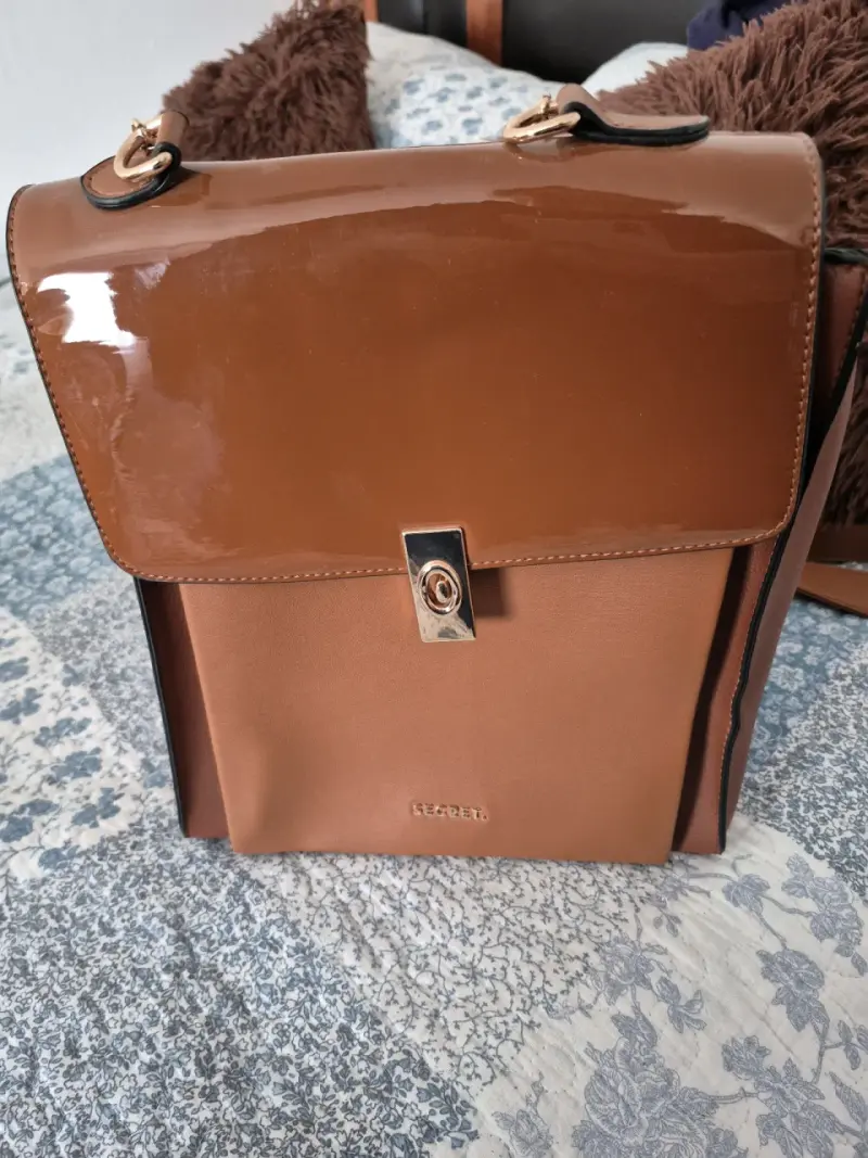 Mochila de cuero marrón con cierre metálico - 1