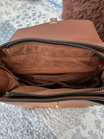 Mochila de cuero marrón con cierre metálico - miniatura 2