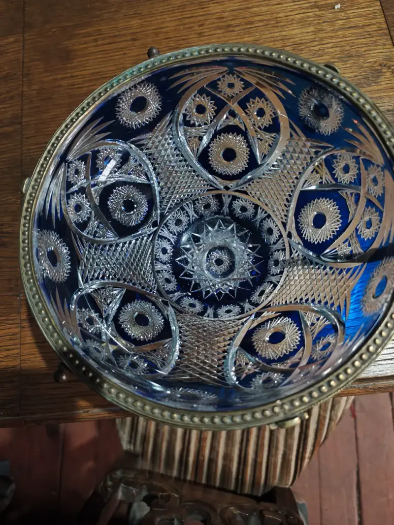 Centro de mesa de cristal azul tallado con base de metal - 1