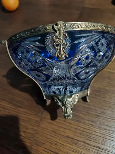 Centro de mesa de cristal azul tallado con base de metal - miniatura 2