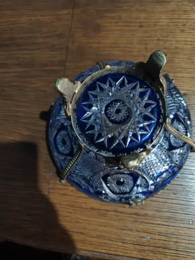 Centro de mesa de cristal azul tallado con base de metal - miniatura 4