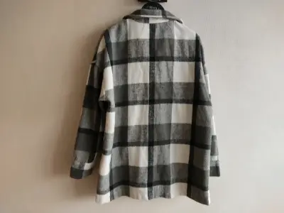 Chaqueta de cuadros gris y blanco para mujer - miniatura 2