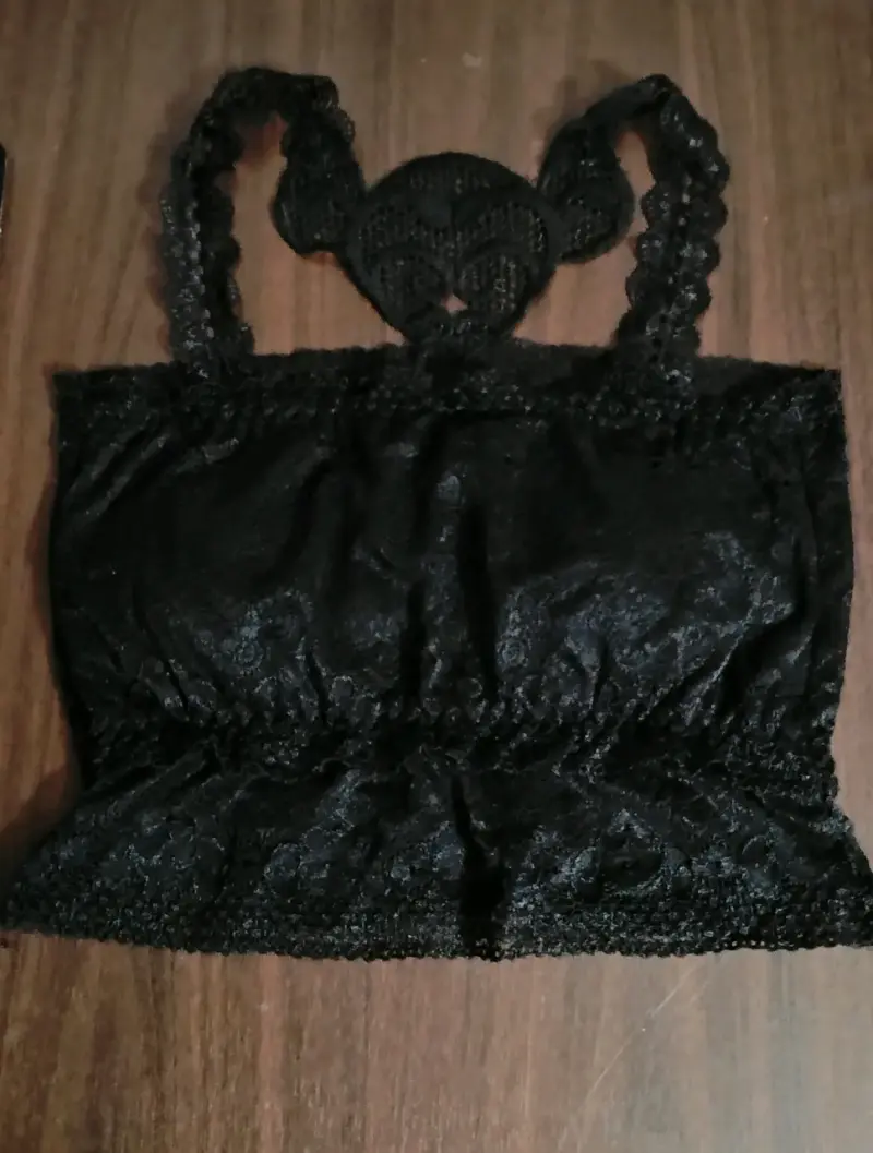 Top de encaje negro con diseño floral