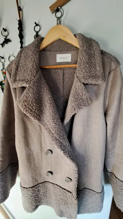 Abrigo simil chiporro gris para mujer - miniatura 2
