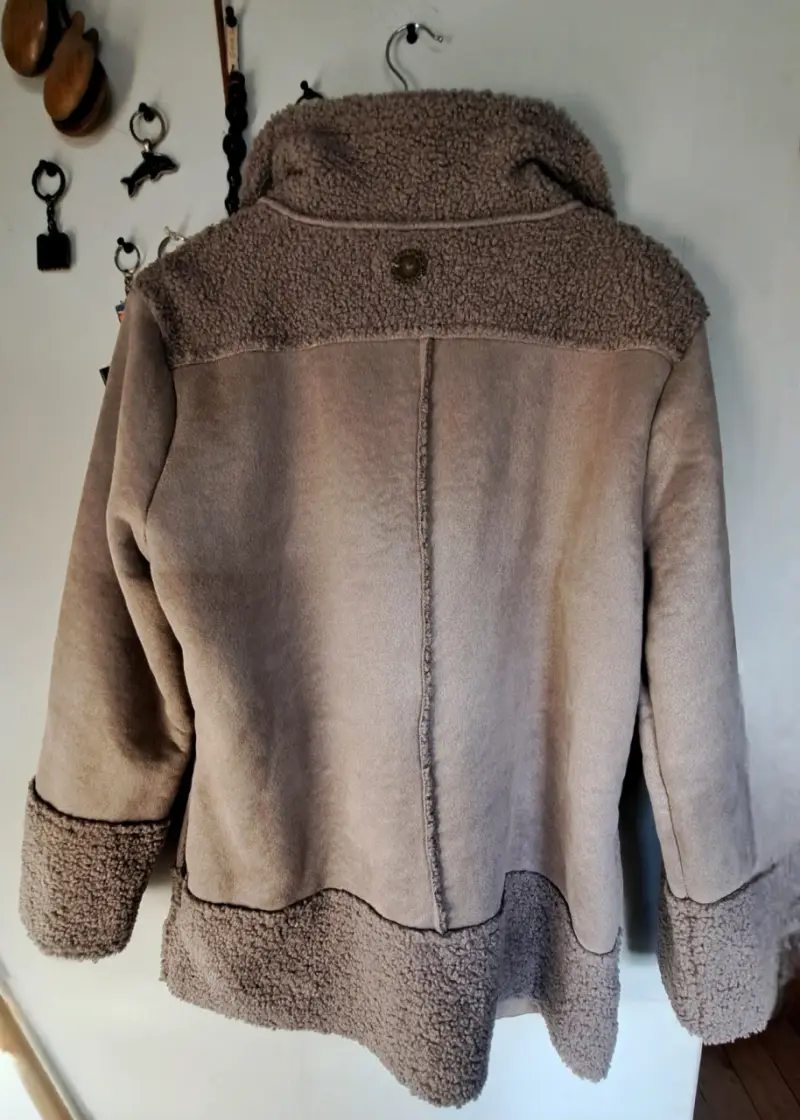 Abrigo simil chiporro gris para mujer - 3