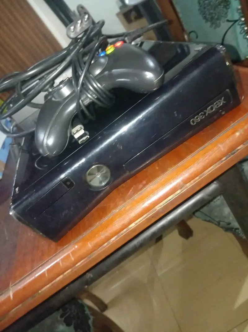Consola Xbox 360 con control y cables
