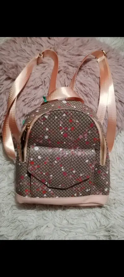 Mochila pequeña con diseño floral y correas ajustables - miniatura 1