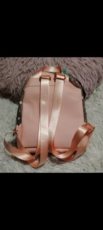 Mochila pequeña con diseño floral y correas ajustables - miniatura 2