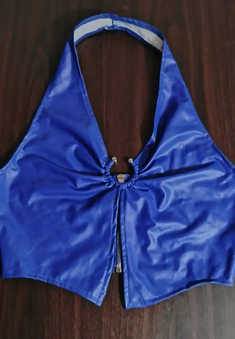 Top halter azul con cierre frontal