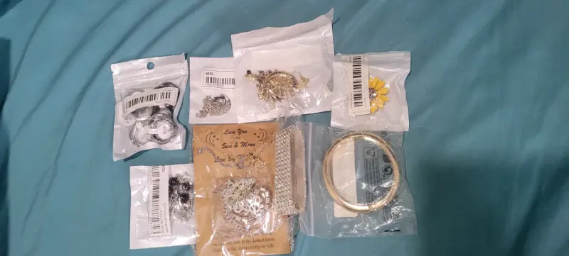 Lote de bisutería variada con collares y pulseras - 1