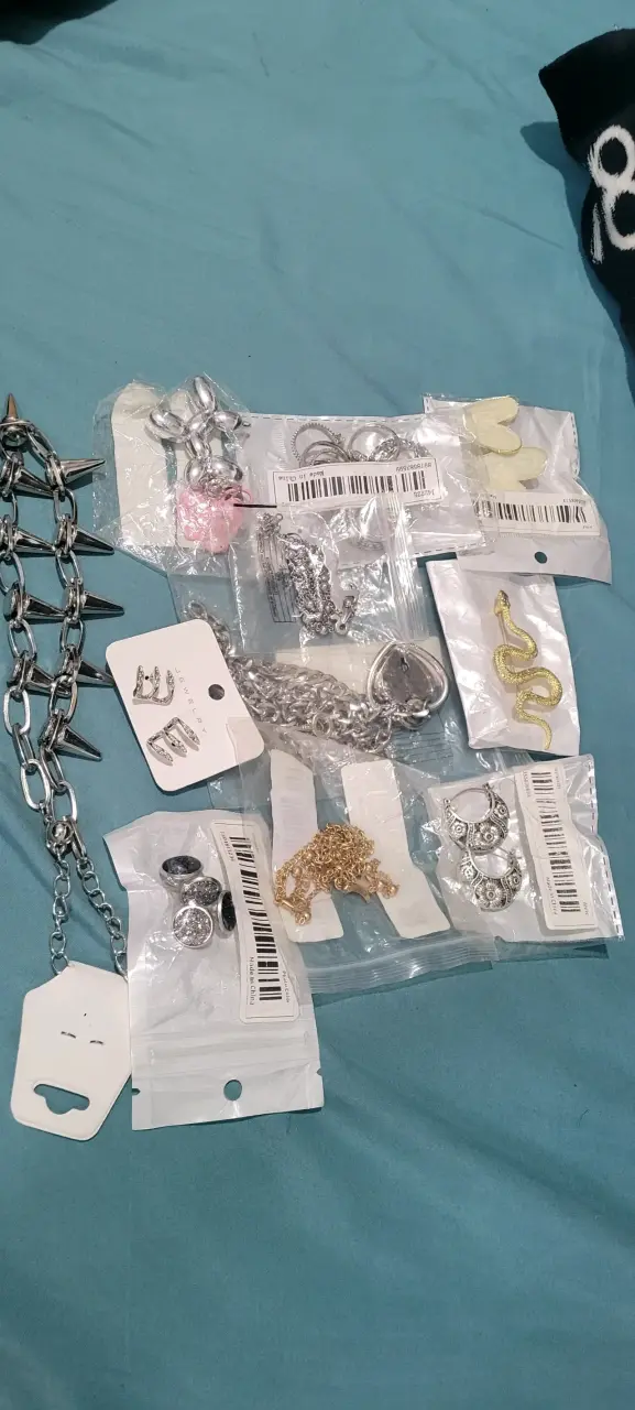 Lote de bisutería variada con collares y pulseras - 2
