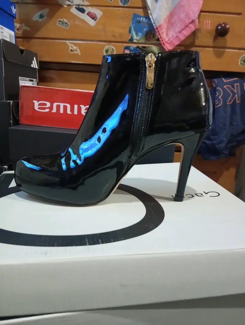 Botines de charol negro con tacón alto