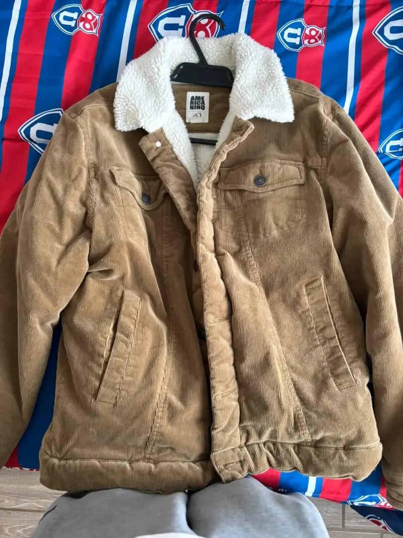 Chaqueta de pana marrón con forro de borrego