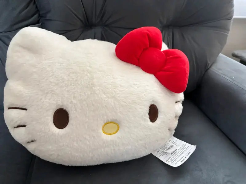Cojín Peluche Hello Kitty con Lazo Rojo