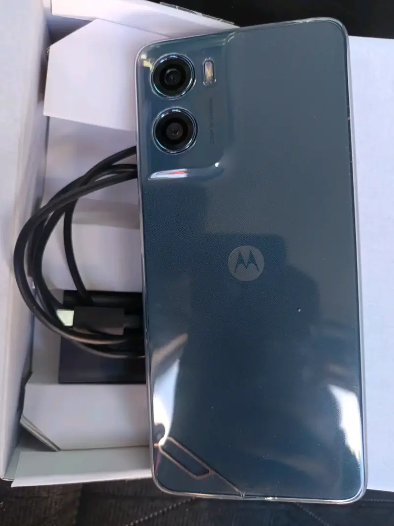 Smartphone Motorola Moto G06 con cámara dual - 1