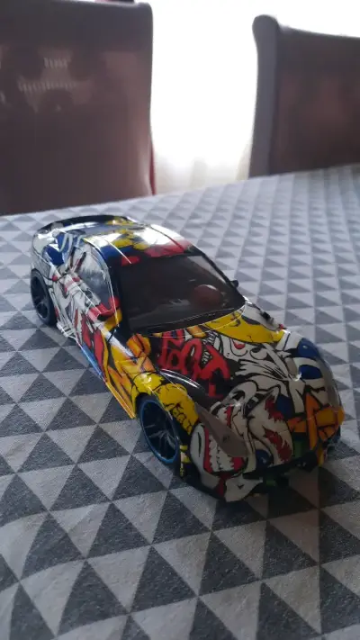 Auto de juguete a fricción con diseño grafiti - miniatura 1