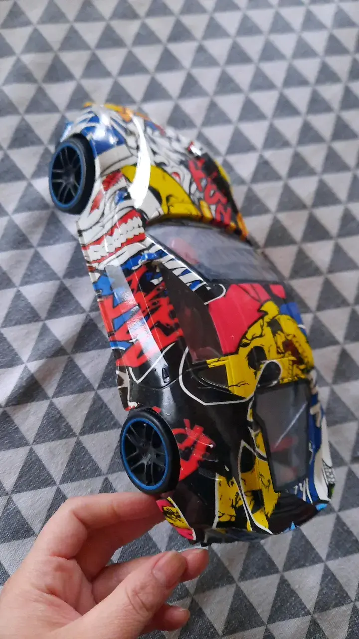 Auto de juguete a fricción con diseño grafiti - 2