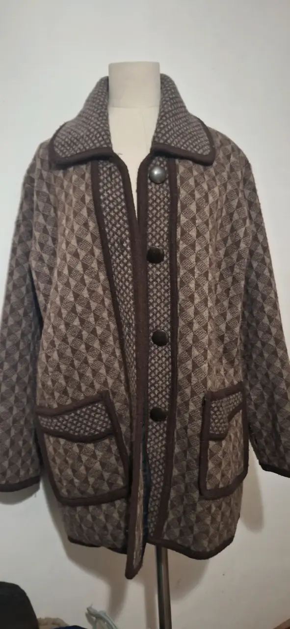 Chaqueta de lana marrón con diseño geométrico