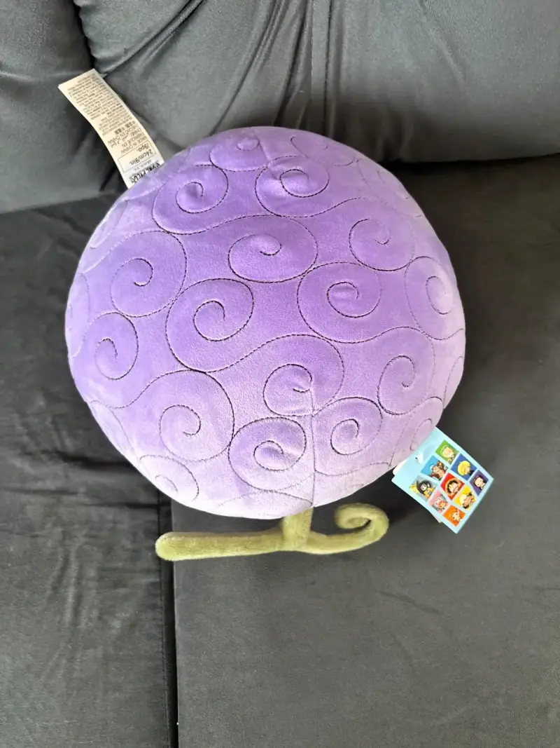 Cojín decorativo morado con diseño espiral