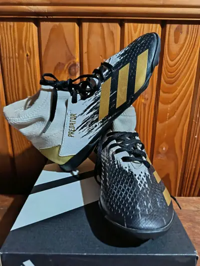 Zapatillas de fútbol Adidas Predator negras y doradas - miniatura 1