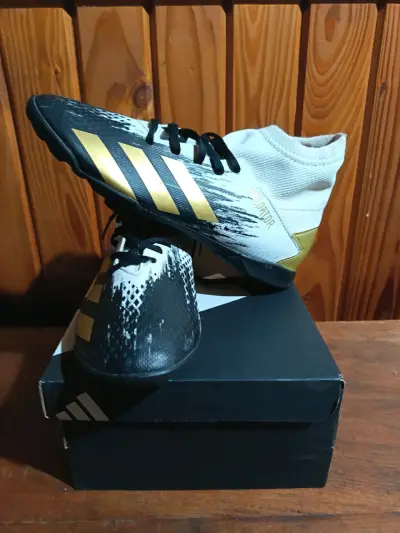 Zapatillas de fútbol Adidas Predator negras y doradas - miniatura 2
