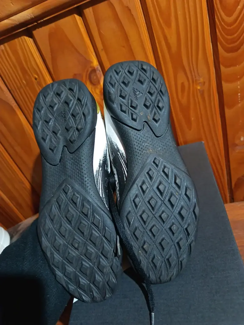 Zapatillas de fútbol Adidas Predator negras y doradas - 3