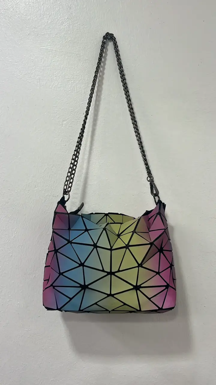Bolso geométrico multicolor con cadena