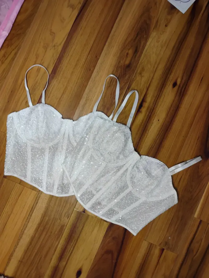 Top de encaje blanco con lentejuelas