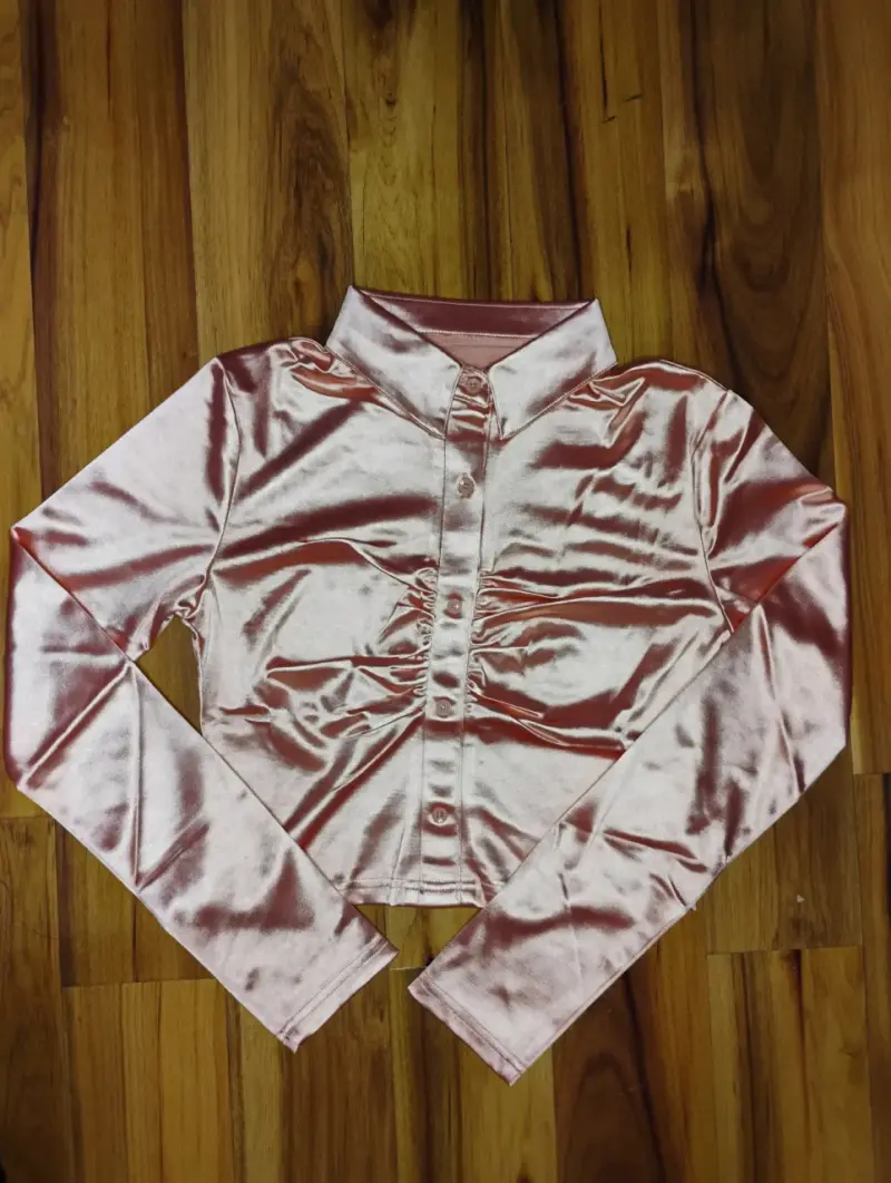 Blusa de satin rosado con botones