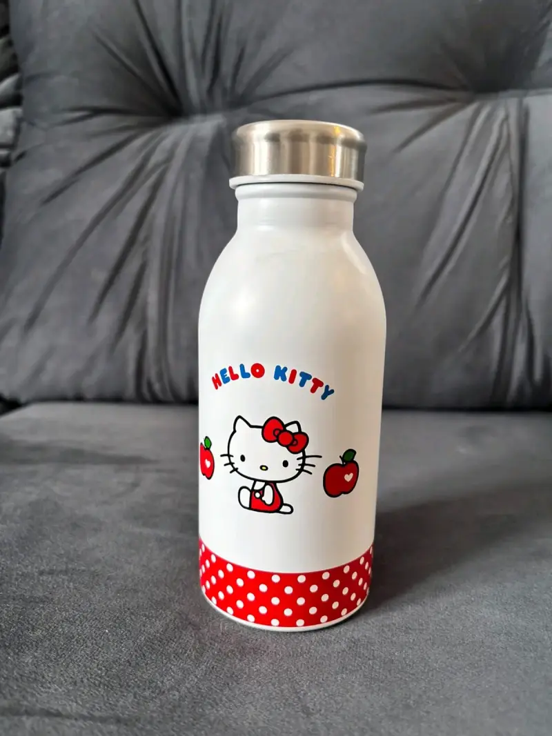 Botella térmica Hello Kitty con diseño de manzanas
