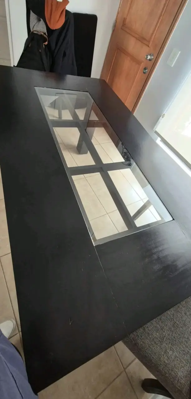 Mesa de comedor negra con vidrio central