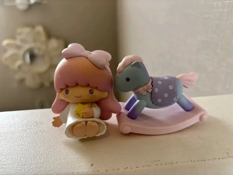 Figura decorativa de niña con caballo mecedor