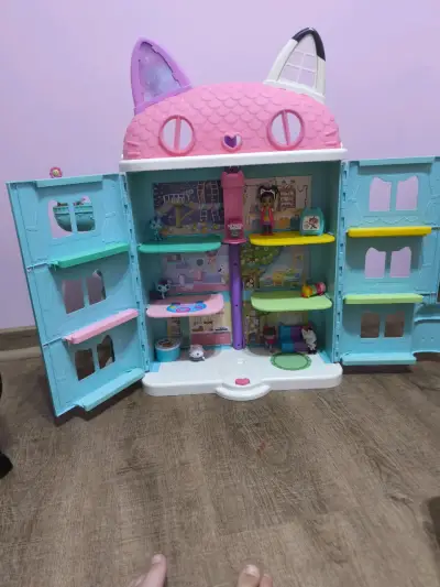 Casa de muñecas infantil con diseño de gato - miniatura 3