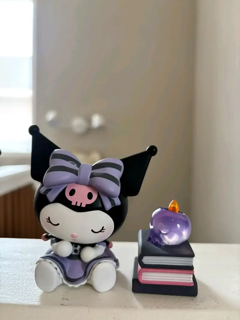 Figura coleccionable Kuromi con libro y vela