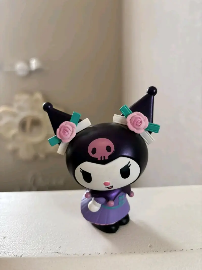 Figura coleccionable Kuromi con vestido morado
