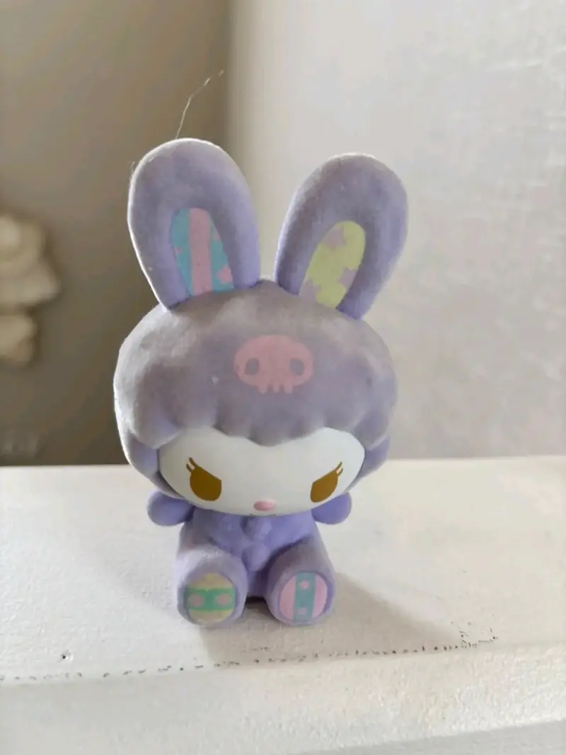 Figura de peluche con diseño de conejo morado