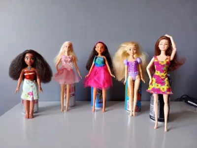Lote/ Pack 5 Muñecas Disney/Barbie - miniatura 1