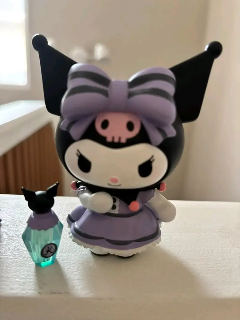 Figura coleccionable Kuromi con accesorio